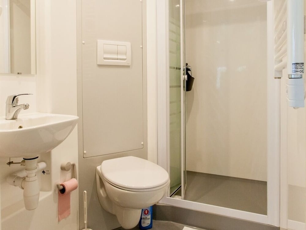 Studio, Ensuite photo 3