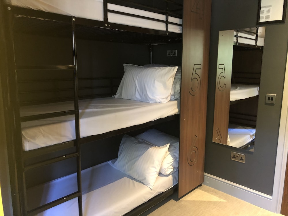 Bed in 9 Bed Mixed Dormitory Room with photo 3