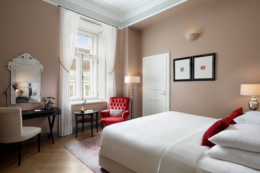 Superior Room, 1 King Bed (City View) - Photo 4