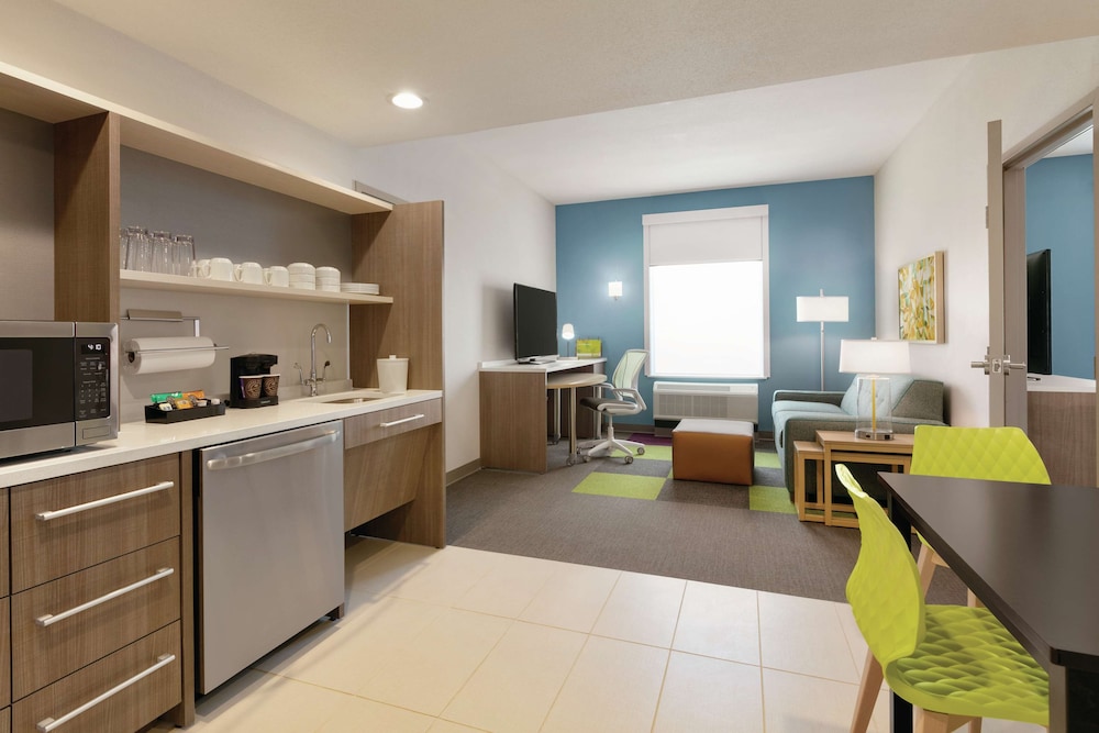 Suite, 1 Queen Bed, Accessible (Mobility & Hearing, Roll-in Shower) - Photo 5