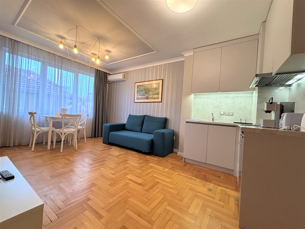 Suite - Photo 4