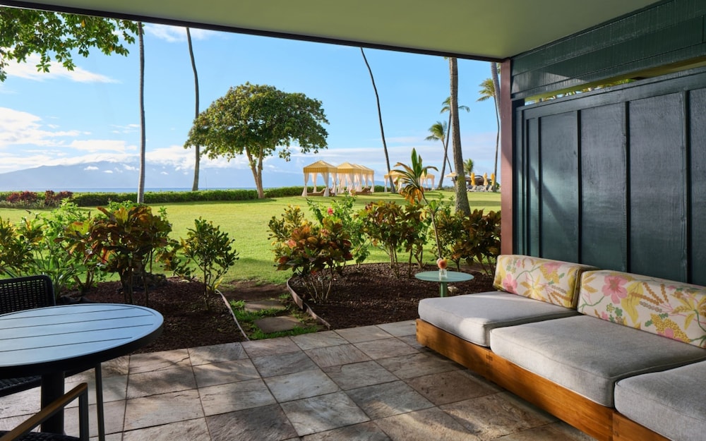 Royal Bungalow, 1 King Bed, Oceanfront (ADA)