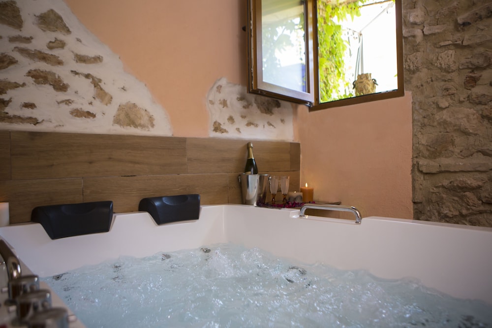 Romantic Suite, Jetted Tub