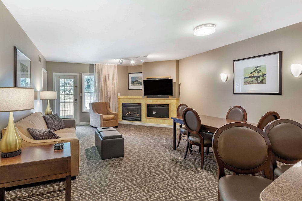 Suite, Non Smoking (2 King Beds, Efficiency, Upgrade) - Photo 4