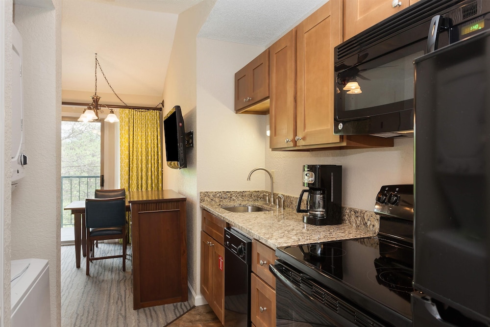 1 BEDROOM 1 QUEEN SUITE WITH BALCONY - Photo 2