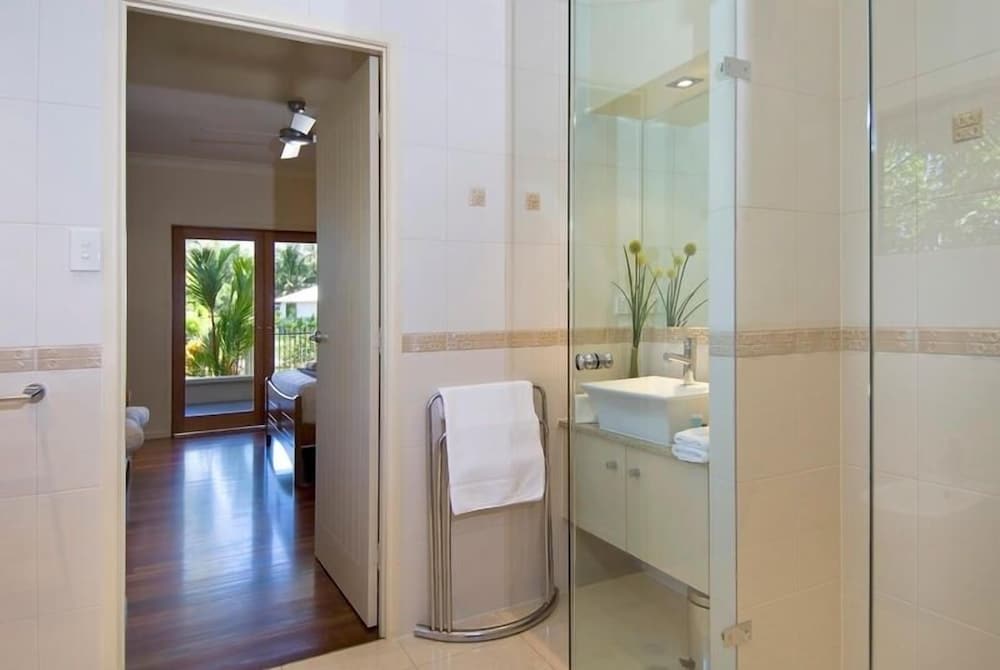 Deluxe House, 4 Bedrooms, Private Pool, Beachside photo 2