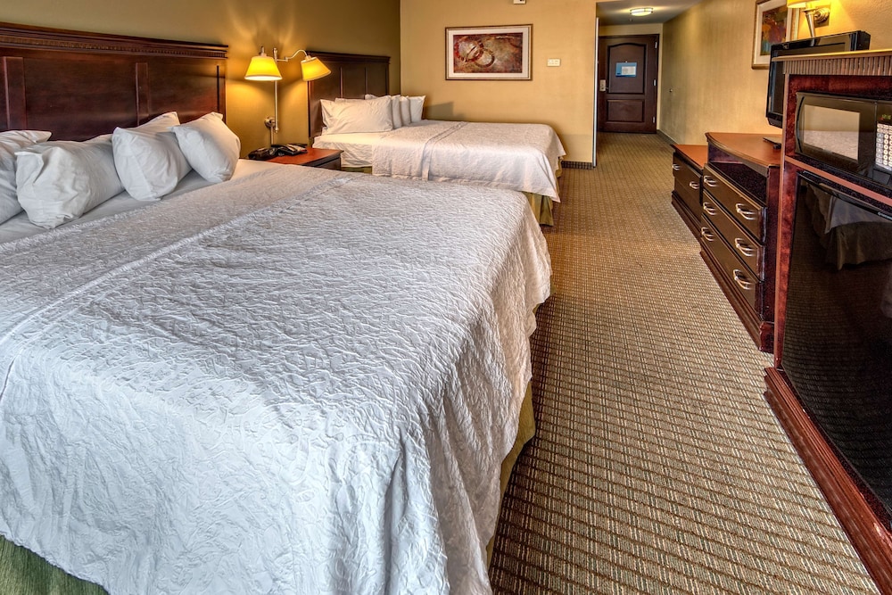 Standard Room, 2 Queen Beds - Photo 1