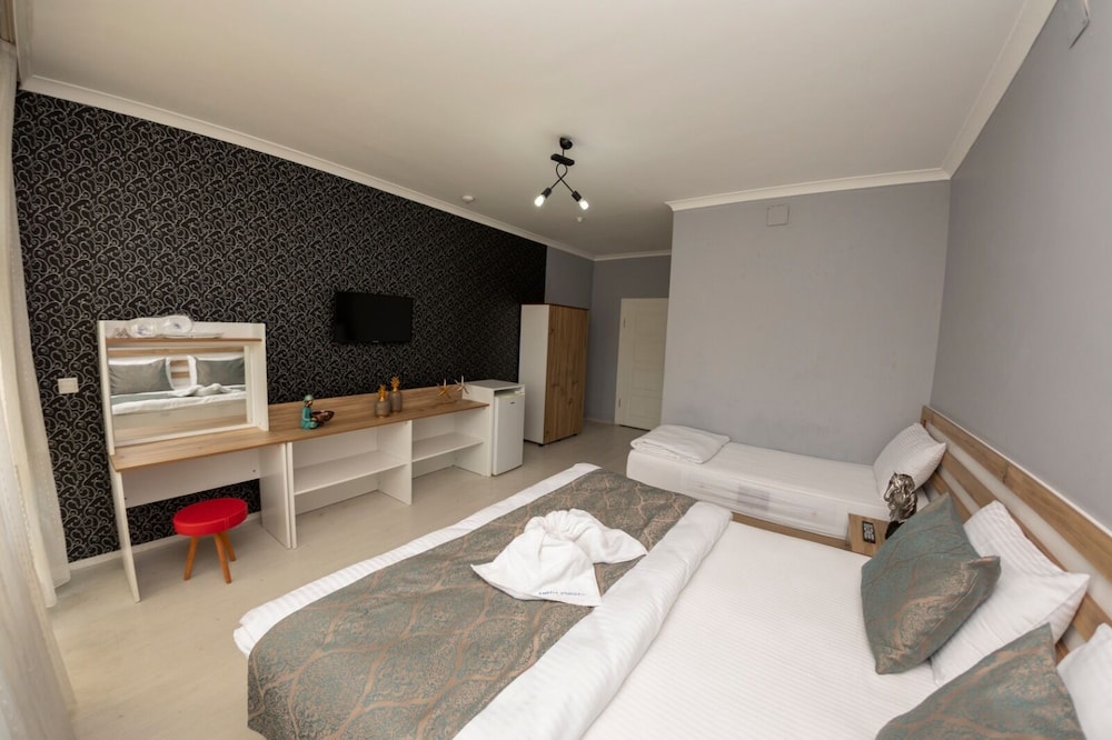 Economy Triple Room photo 2