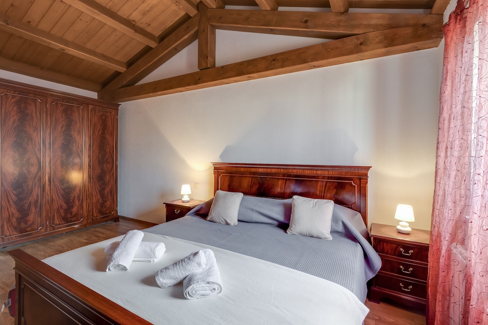 Family House, 2 Double Beds, 2 Bathrooms (Pool Villa Frapi - Magnolia)