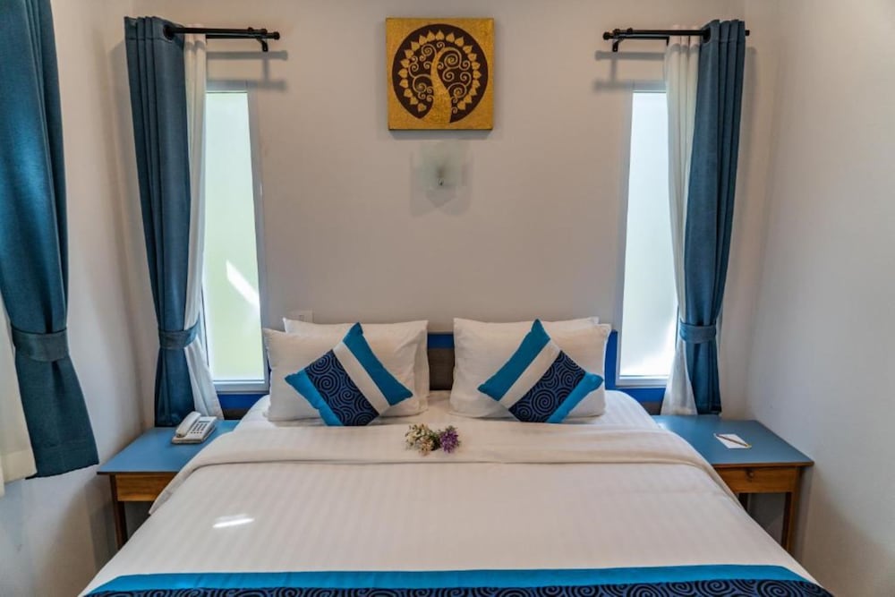 Deluxe Villa With Private Garden - Photo 3