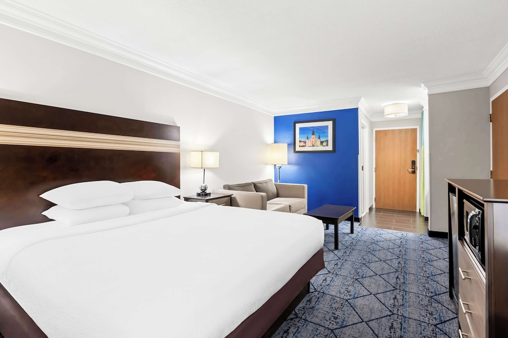 Suite, 1 King Bed, Non Smoking, Refrigerator & Microwave - Photo 2