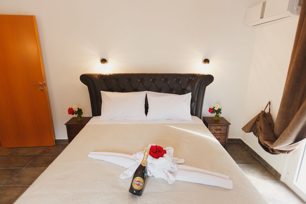 Romantic Suite, 1 King Bed, Partial Sea View photo 2