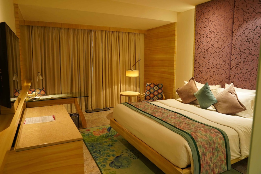 Premium Room King Bed Front View with Bath Tub - Photo 5