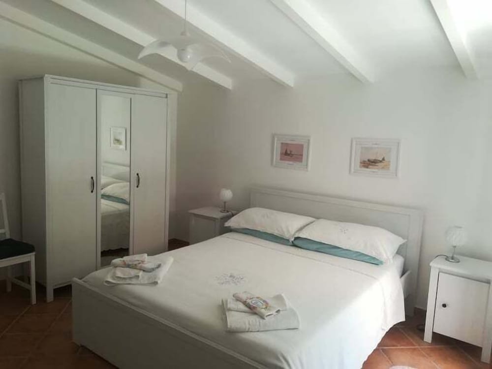 Romantic Cottage, 2 Bedrooms photo 3