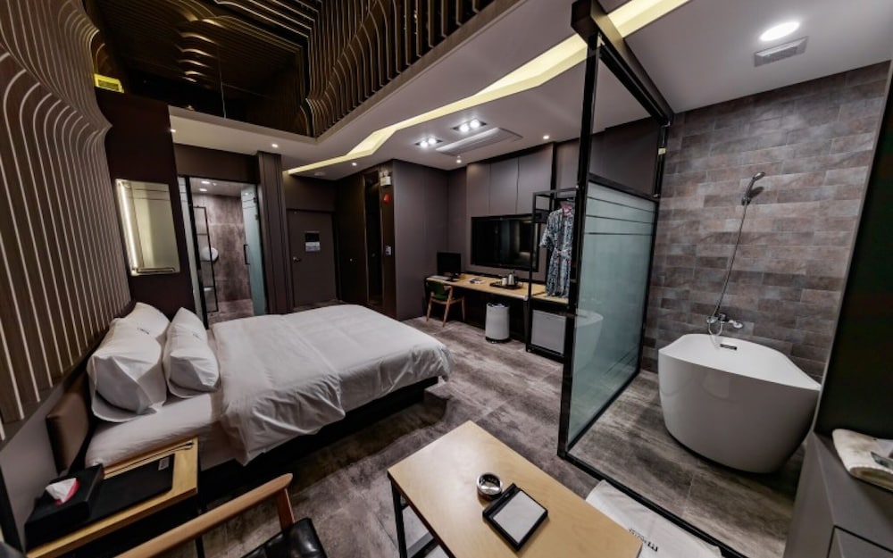 Room (BATH 212) photo 1