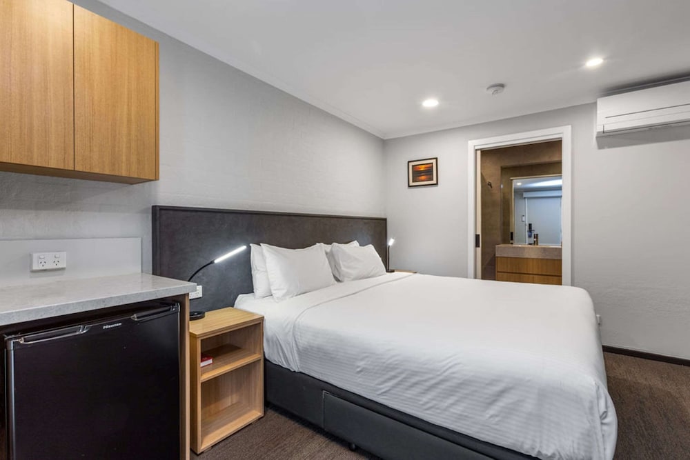 Standard Room, 1 King Bed, Non Smoking, Ground Floor (Walk-In Shower) photo 1