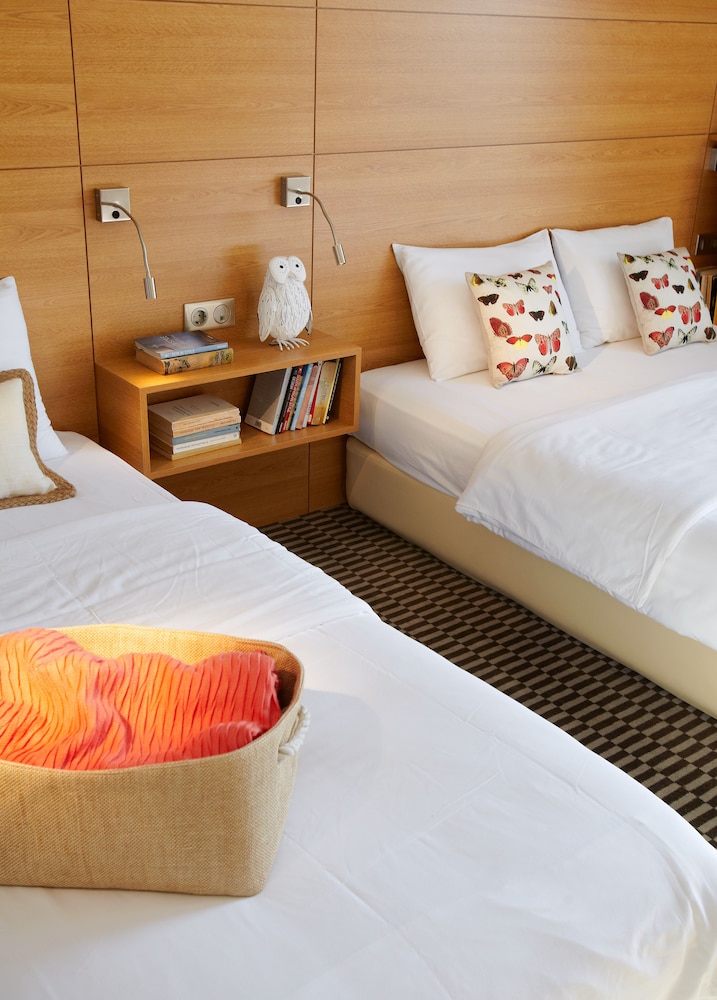 Deluxe Triple Room, Sea View (or City view) - Photo 5
