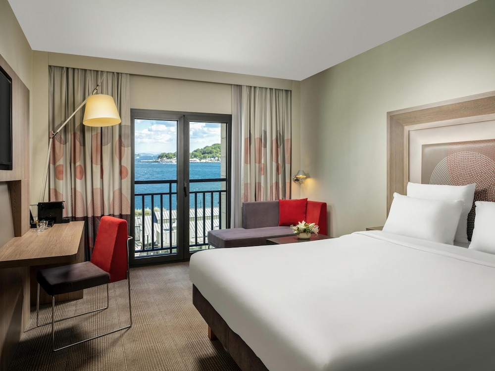 Executive Room, 1 Queen Bed with Sofa bed, Accessible, Sea View