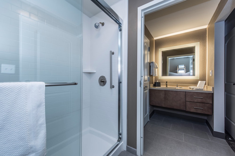 Suite, 2 Bedrooms, Kitchen (Accessible Tub) photo 2