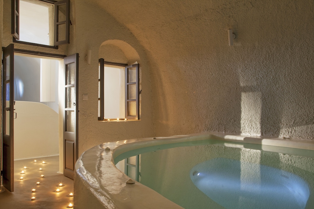 Cave Suite with indoor hot tub - Photo 2