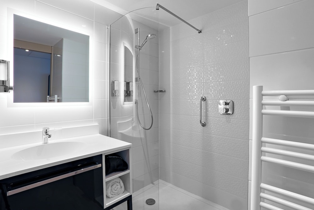 Premium Room, 1 Queen Bed, Refrigerator - Photo 8