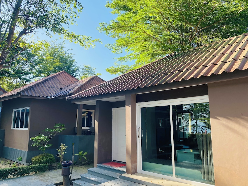 Front Deluxe Pavilion photo 3