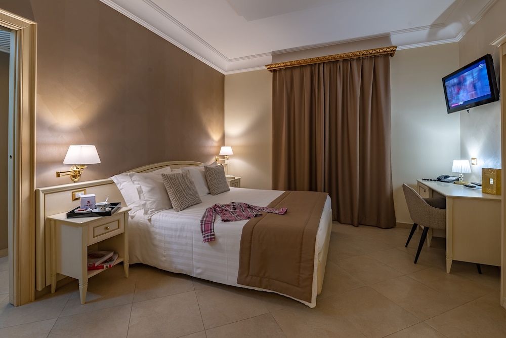 Family Room, City View (201) - Photo 5
