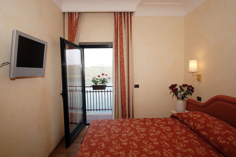 Double Room, Lake View - Photo 3