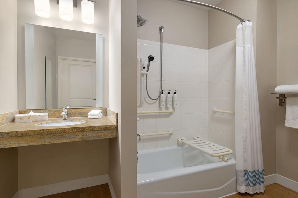 Suite, 2 Bedrooms (Mobility/Hearing Accessible, Tub) photo 2