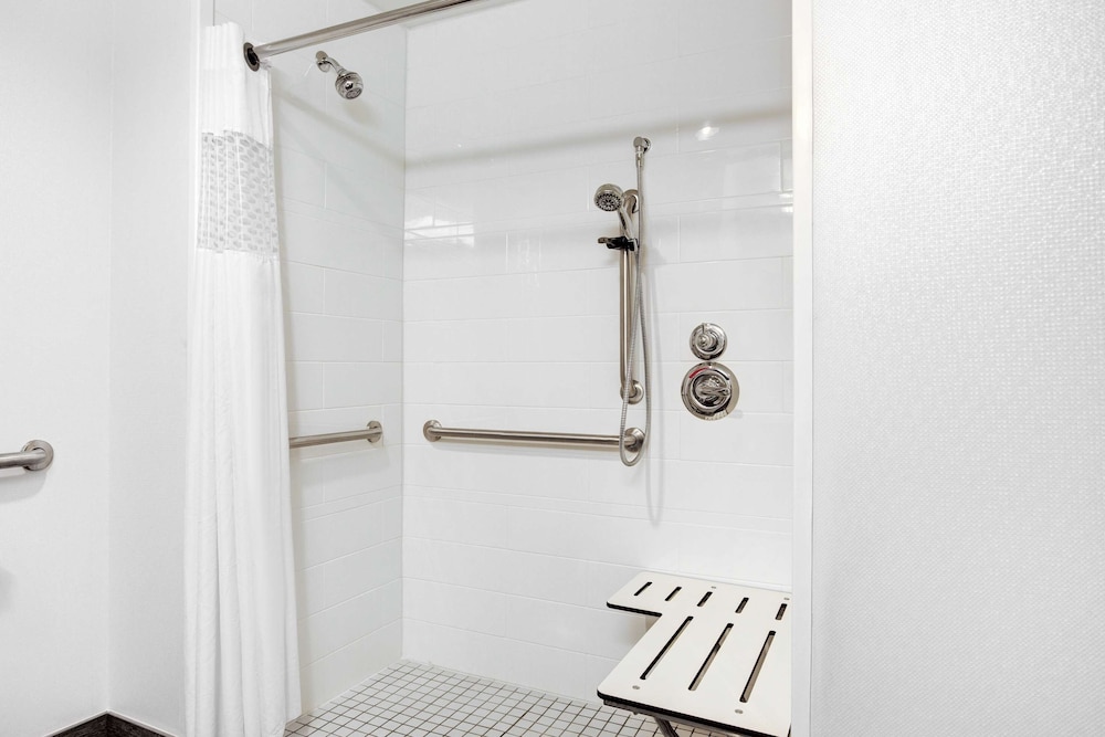 Room, Accessible, Non Smoking (Roll-in Shower) photo 2