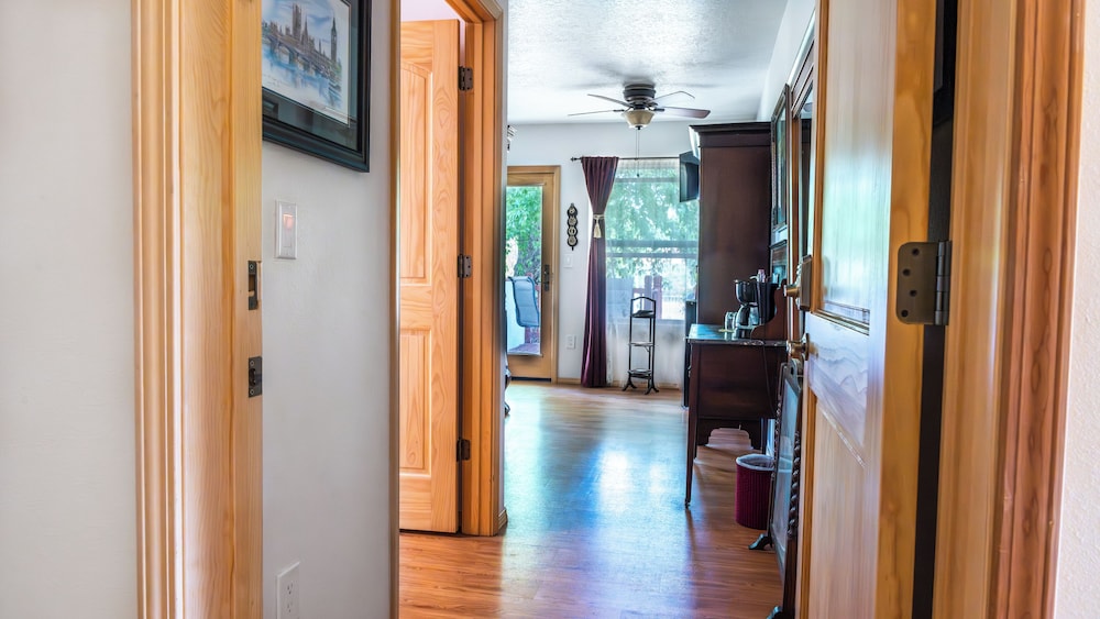 Romantic Room, 1 Queen Bed, Patio (English Rose, Pet Friendly) photo 1