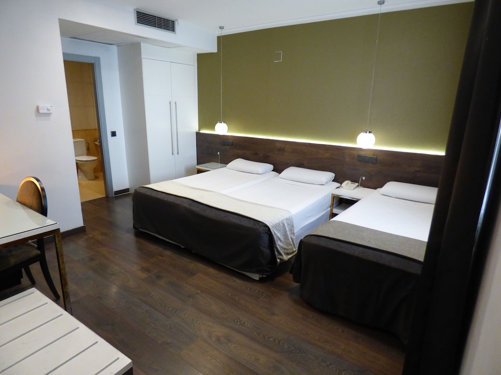 Basic Triple Room photo 2