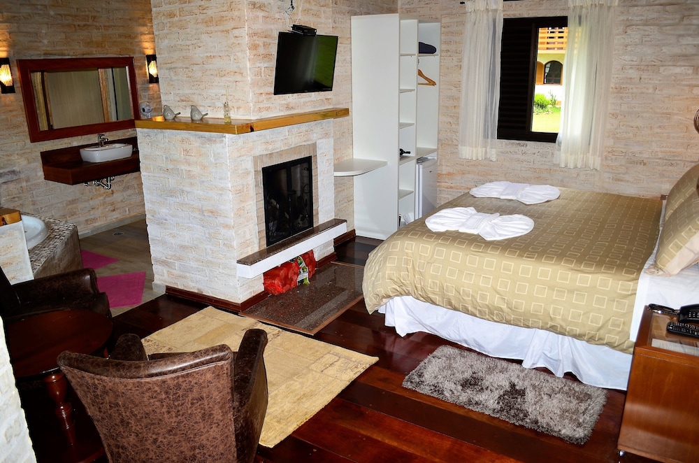 Deluxe Chalet, 1 King Bed, Hot Tub, Garden Area photo 2