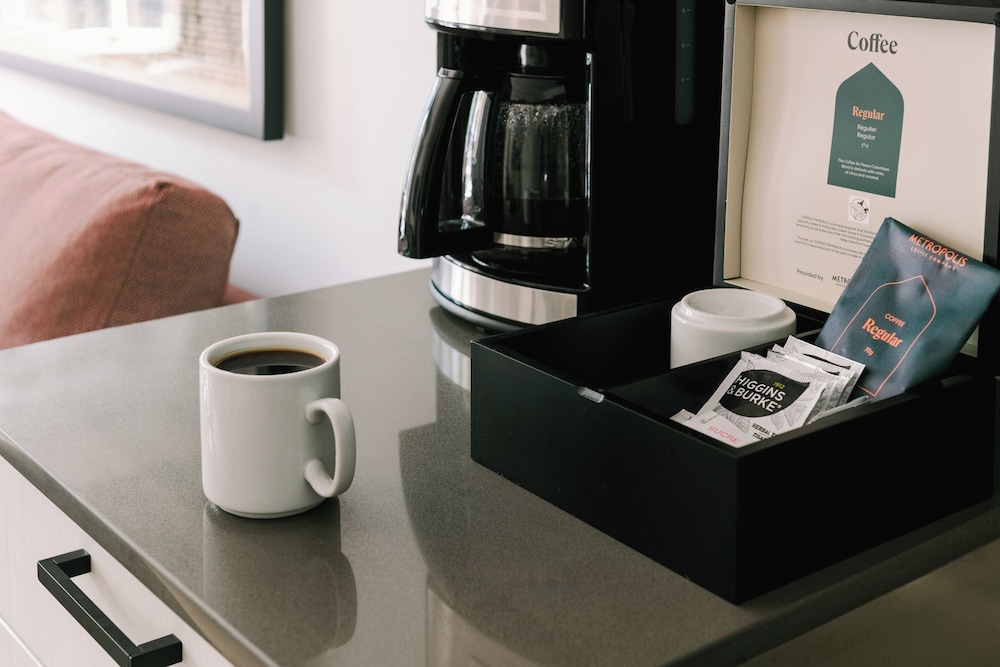 Junior Studio, 1 Queen Bed photo 2