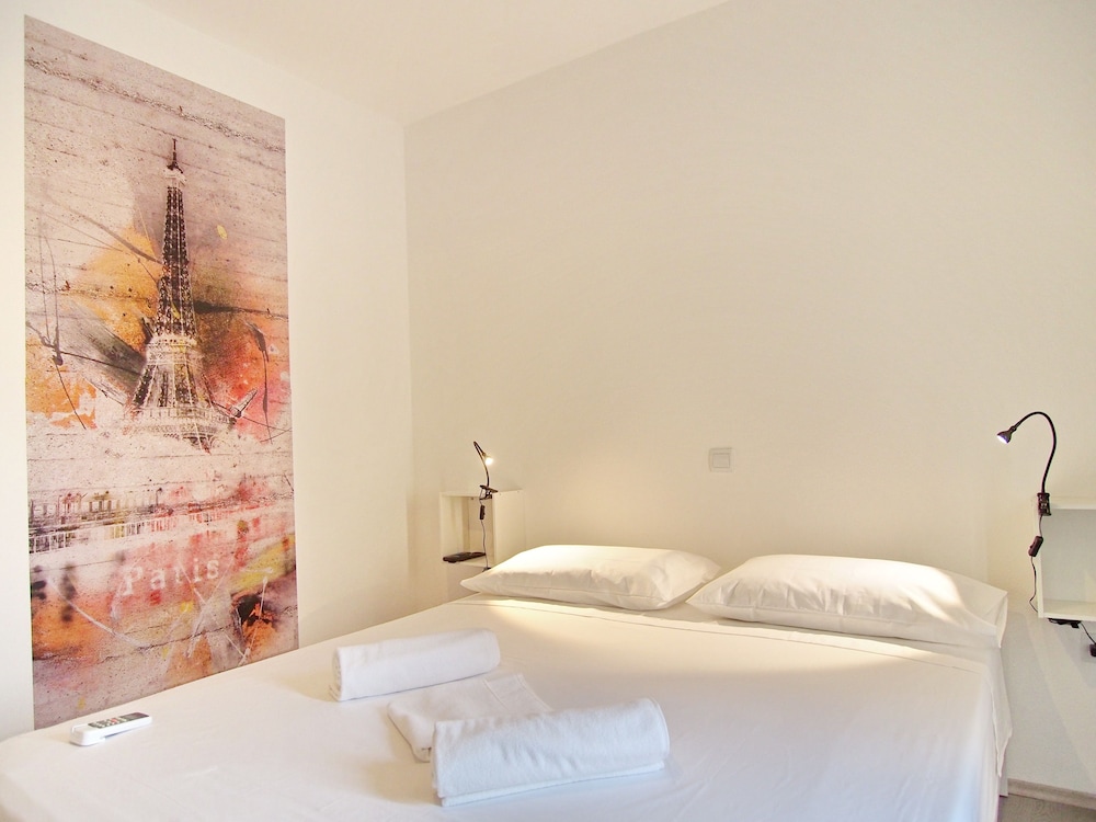 Standard Double Room, 1 King Bed with Sofa bed, Partial Sea View photo 3