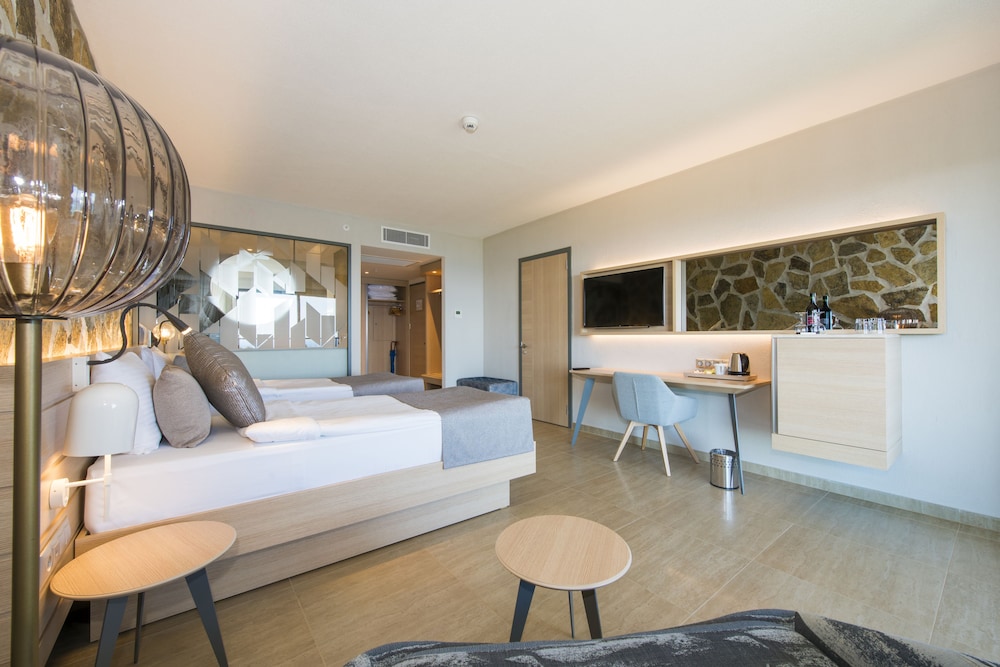 Standard Room, Sea View (Without Balcony) photo 2
