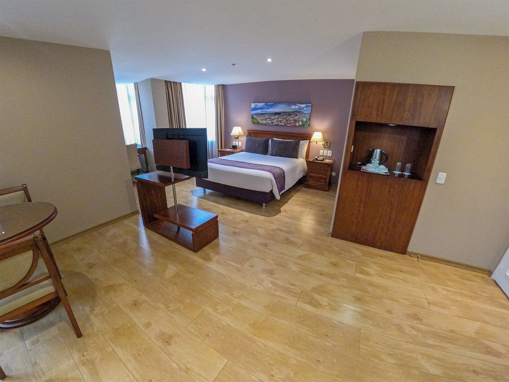 Executive Suite, 1 Queen Bed - Photo 3