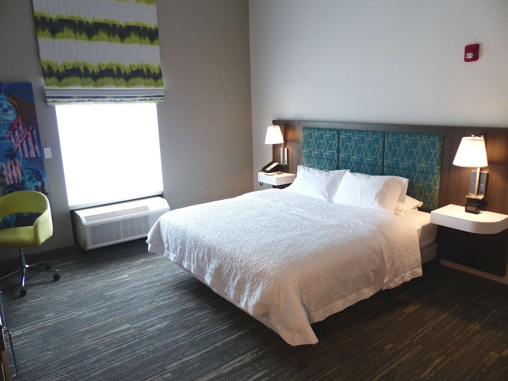 Studio, 1 King Bed, Accessible (Mobility & Hearing, Roll-in Shower) photo 2
