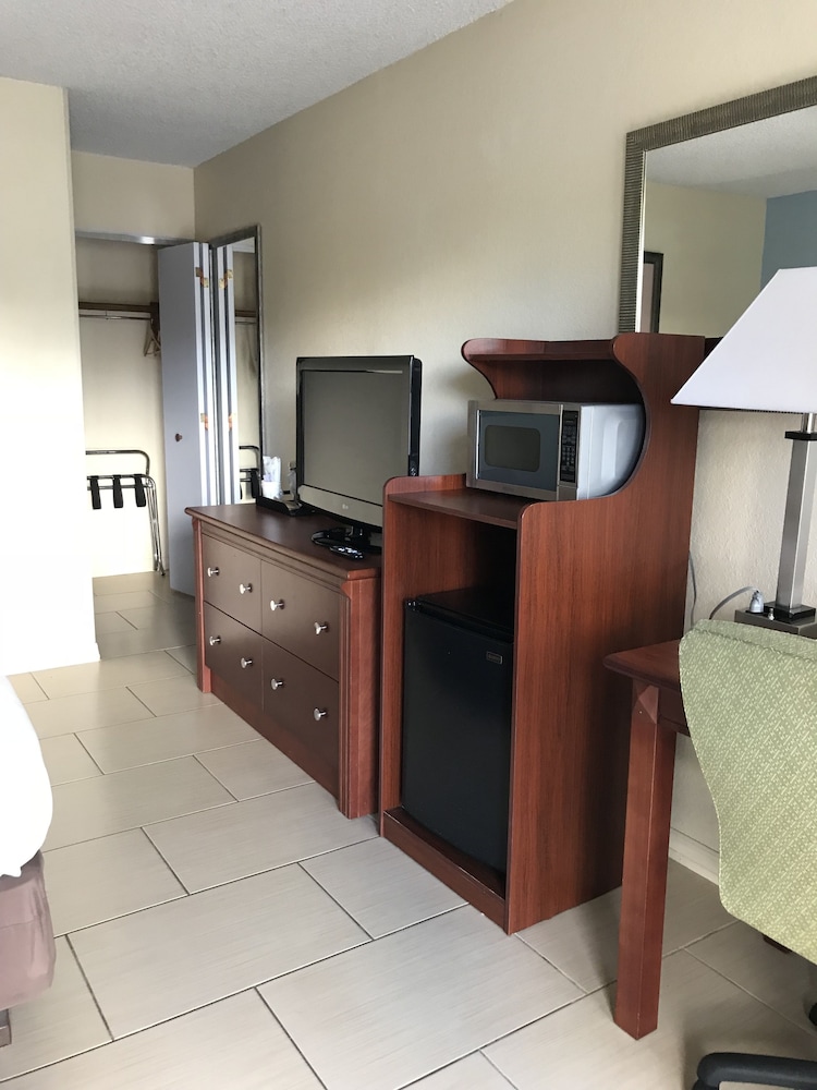 Studio Suite, 1 King Bed, Non Smoking - Photo 2