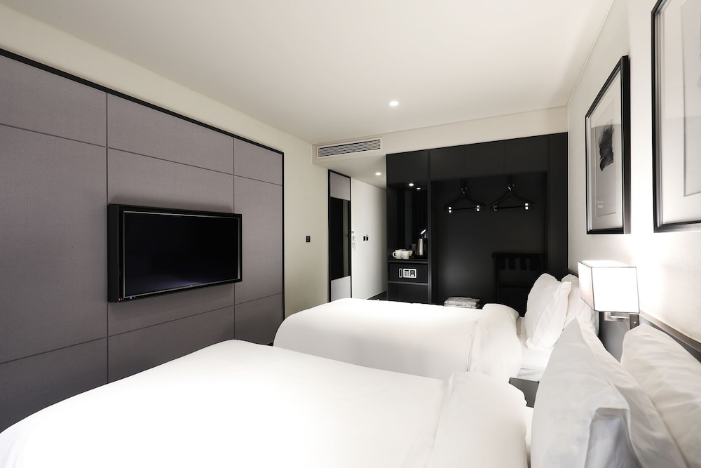 Premier Twin (Complimentary Pool Access for 2) - Photo 1