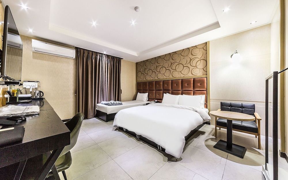 Room (Premium) - Photo 2