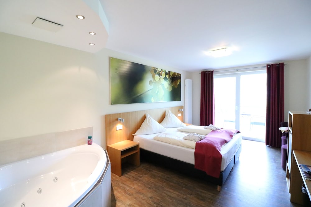 Deluxe Double Room, Jetted Tub (Balcony) photo 3