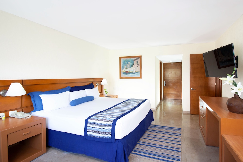 Two Bedroom Family Suite Pool View - Photo 2
