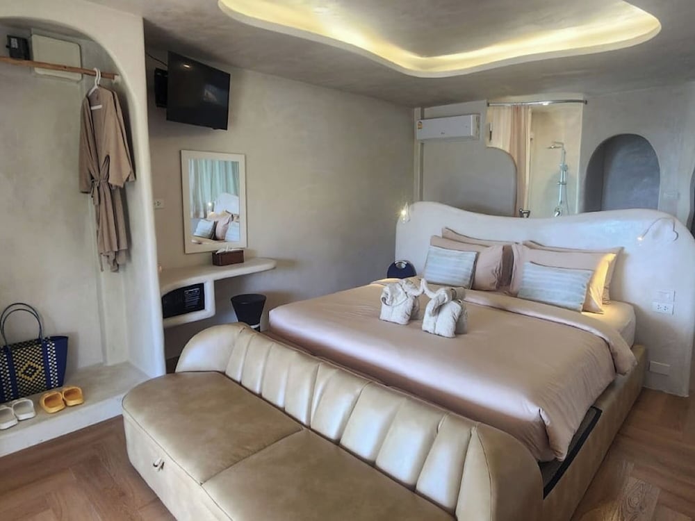 Luxe Suite with Plunge Pool and Seaview - Photo 1