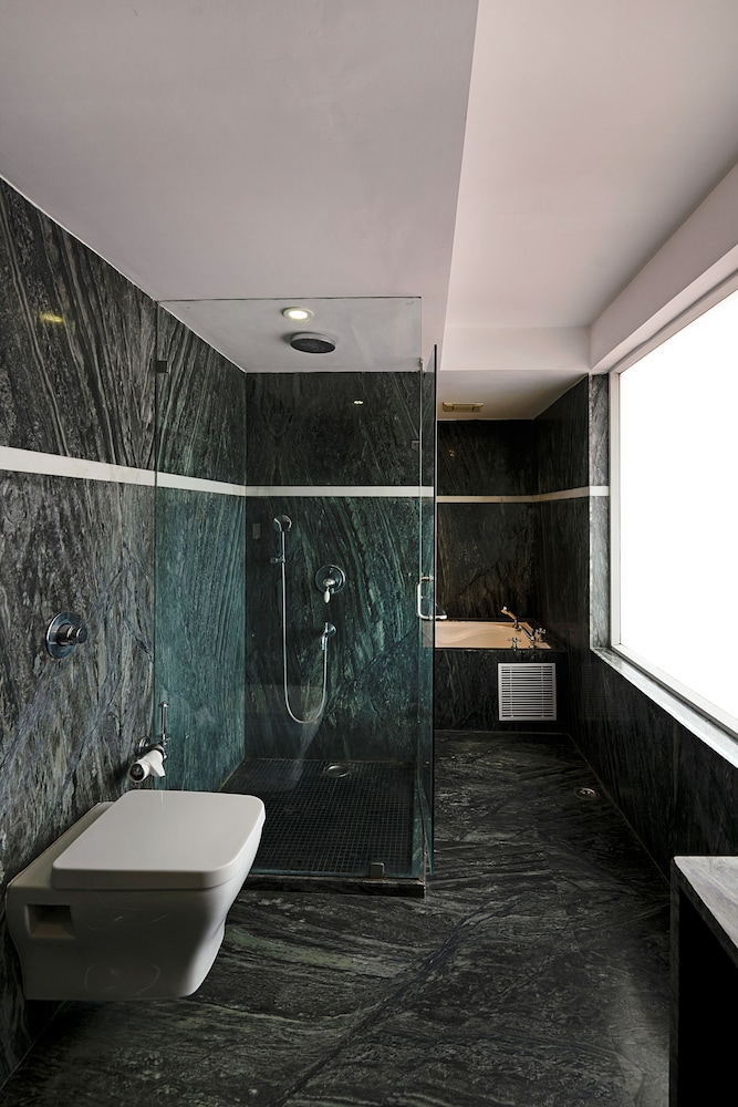 Executive Suite, 2 Queen Beds, Bathtub - Photo 5