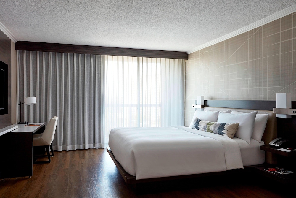 Club Room, 1 King Bed - Photo 3
