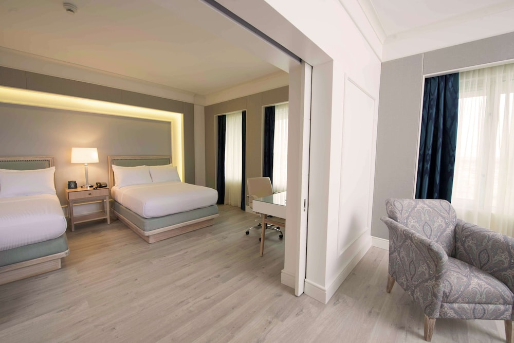 Executive Suite, 2 Queen Beds, Club Lounge Access photo 3