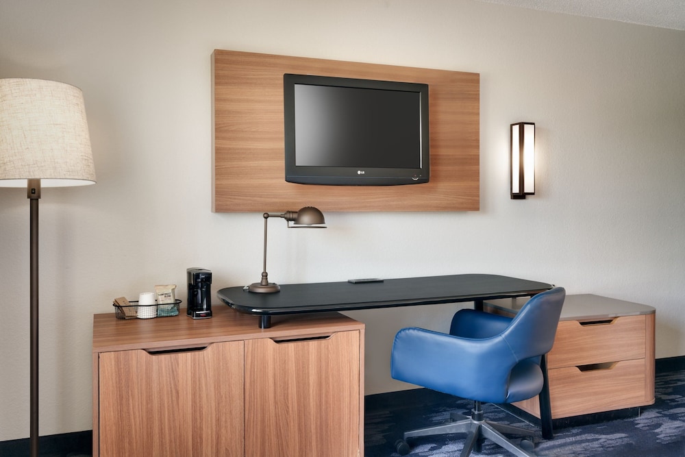 Room, 1 King Bed (Mobility Accessible, Tub) - Photo 2