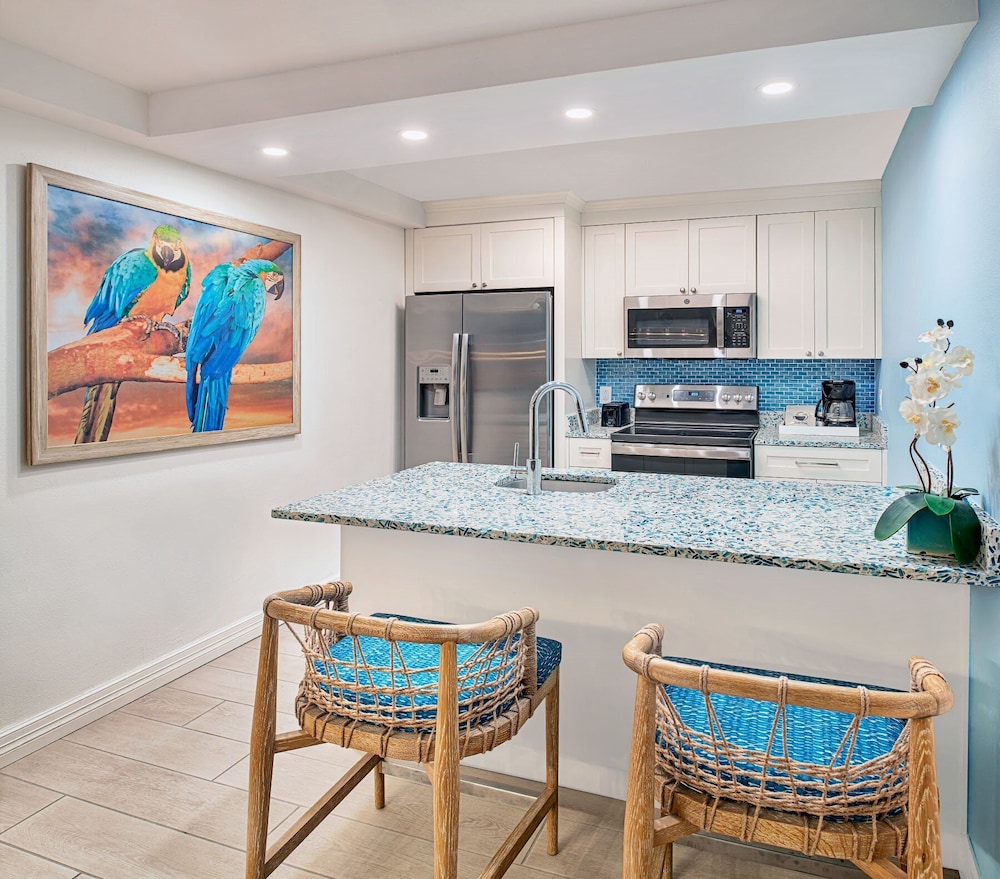 Two Bedroom Partial Ocean View Condo, 1 King, 1 Queen - Photo 4