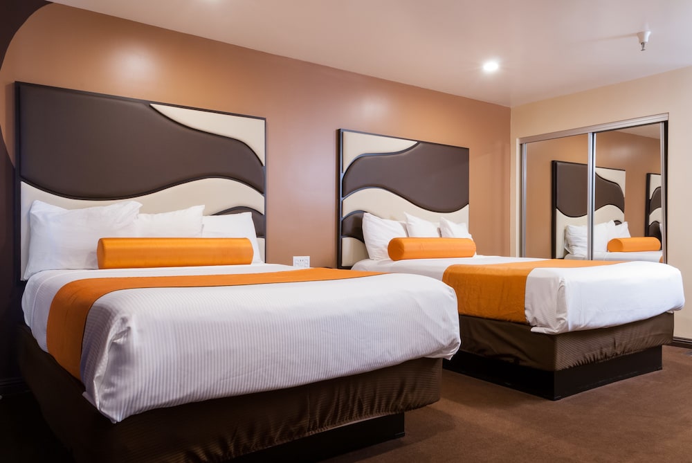Deluxe Room With 2 Queen Beds - Photo 5